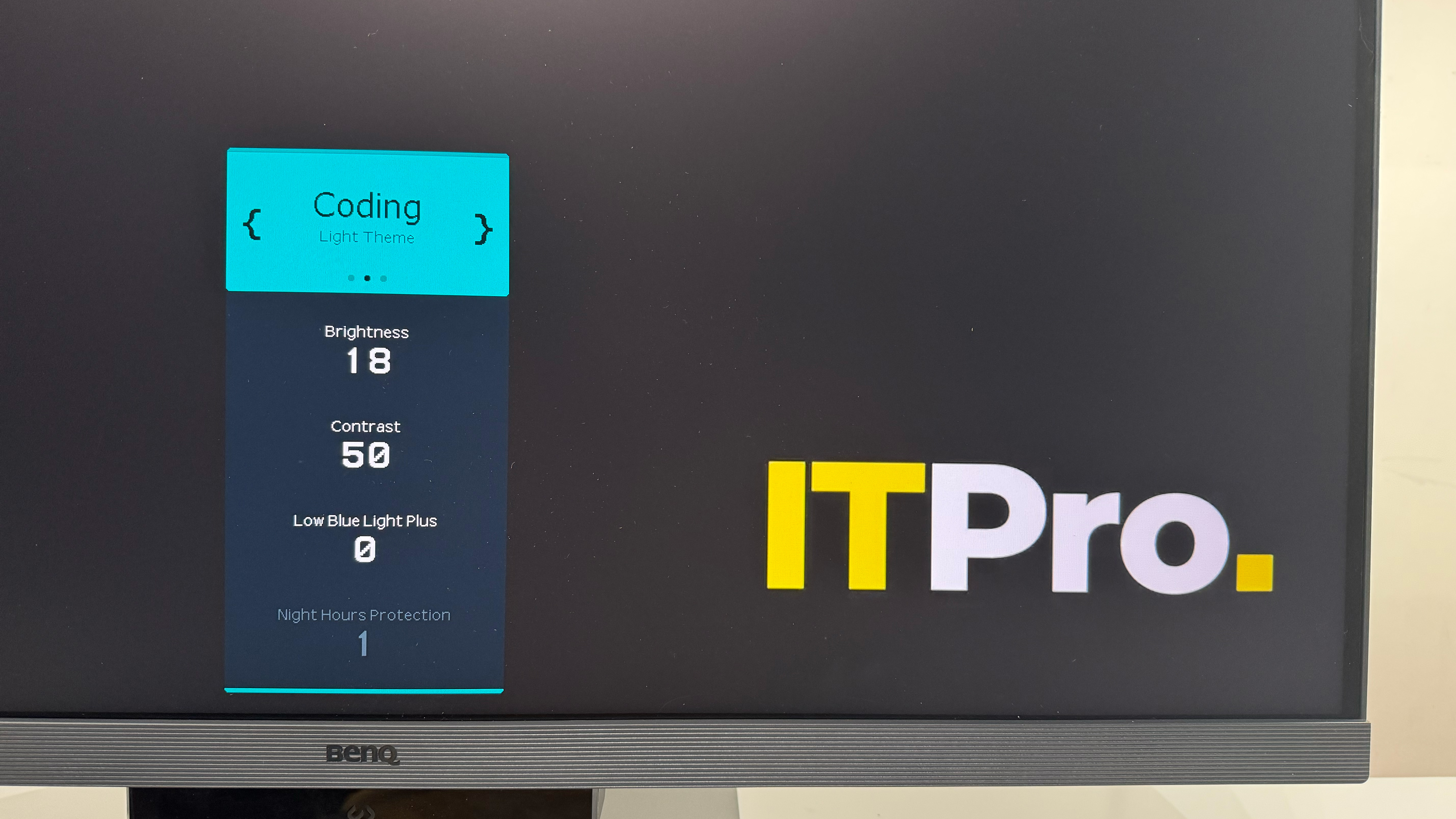 The BenQ RD320 monitor on a desk 