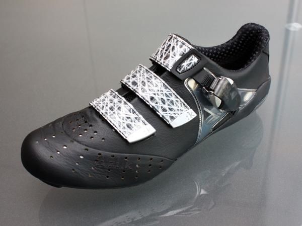 fi'zi:k's new R1 Uomo road shoe is built with kangaroo leather, microfiber synthetics and sail cloth straps, all mounted atop a unique three-piece carbon composite sole.
