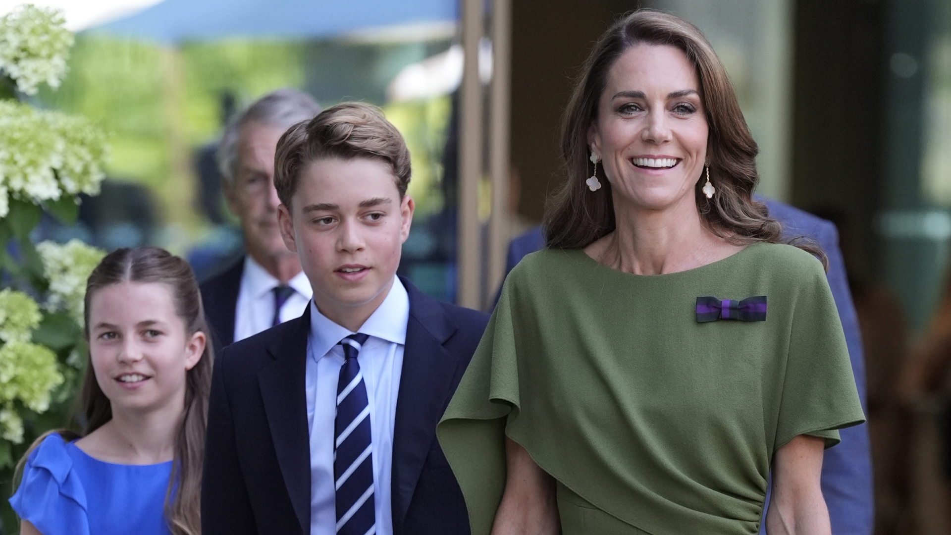 Kate Middleton arrives at Wimbledon 2026 wearing a green dress accompanied by Princess Charlotte and Prince George