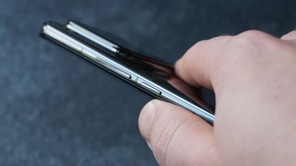 Xiaomi 13 Pro review side buttons