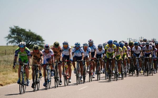 The main peloton beginning to chase.