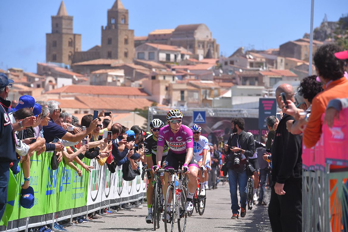Andre Greipel (Lotto Soudal) in the maglia ciclamino