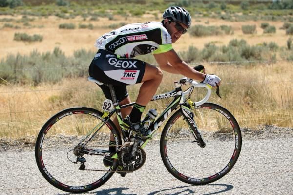 David Gutierrez (GEOX-TMC) trying to bridge to the break.