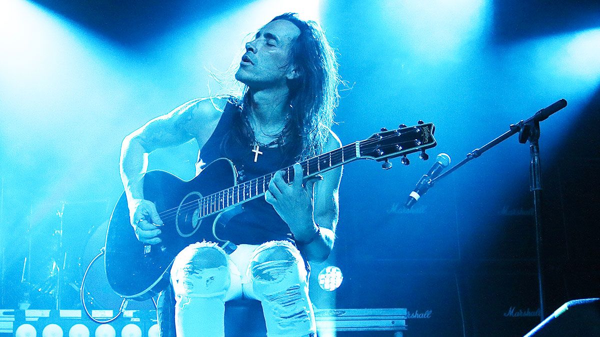 Nuno Bettencourt performs live