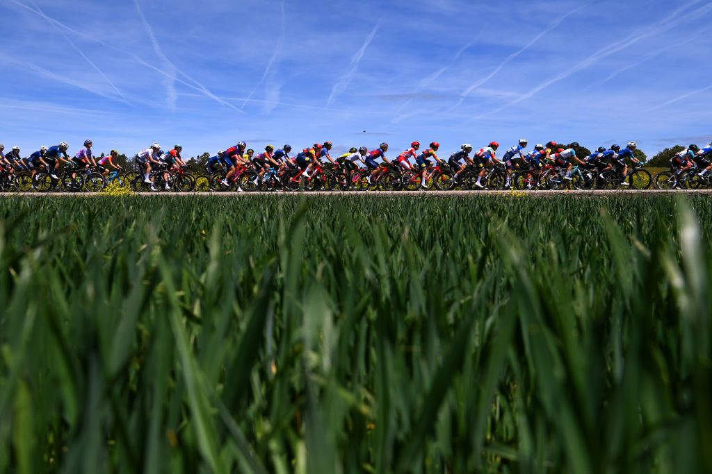 La Vuelta Femenina crosses the flat fields of Spain