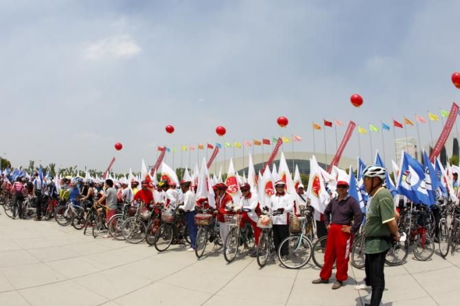 Below each flag is a bike. There was a public, mass participation ride after the World Cup start