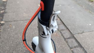 Lukkemekanismen på styrepinden, der bruges, når Mi Electric Scooter 3 skal klappes sammen.