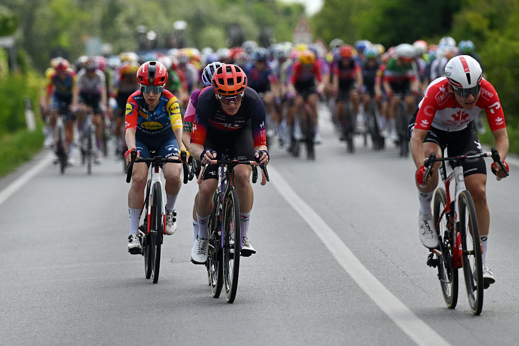 Giro d'Italia Women stage 9 LIVE: No breakaway able to form in a furiously fast opening as the day's main climb looms