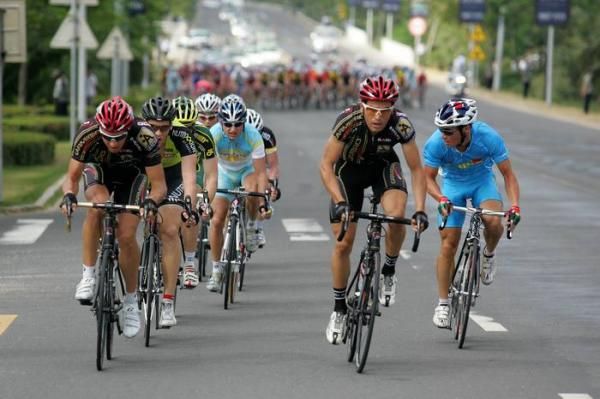 Diego Martinez (Carmiooro A-Style) leads an early break away attempt.