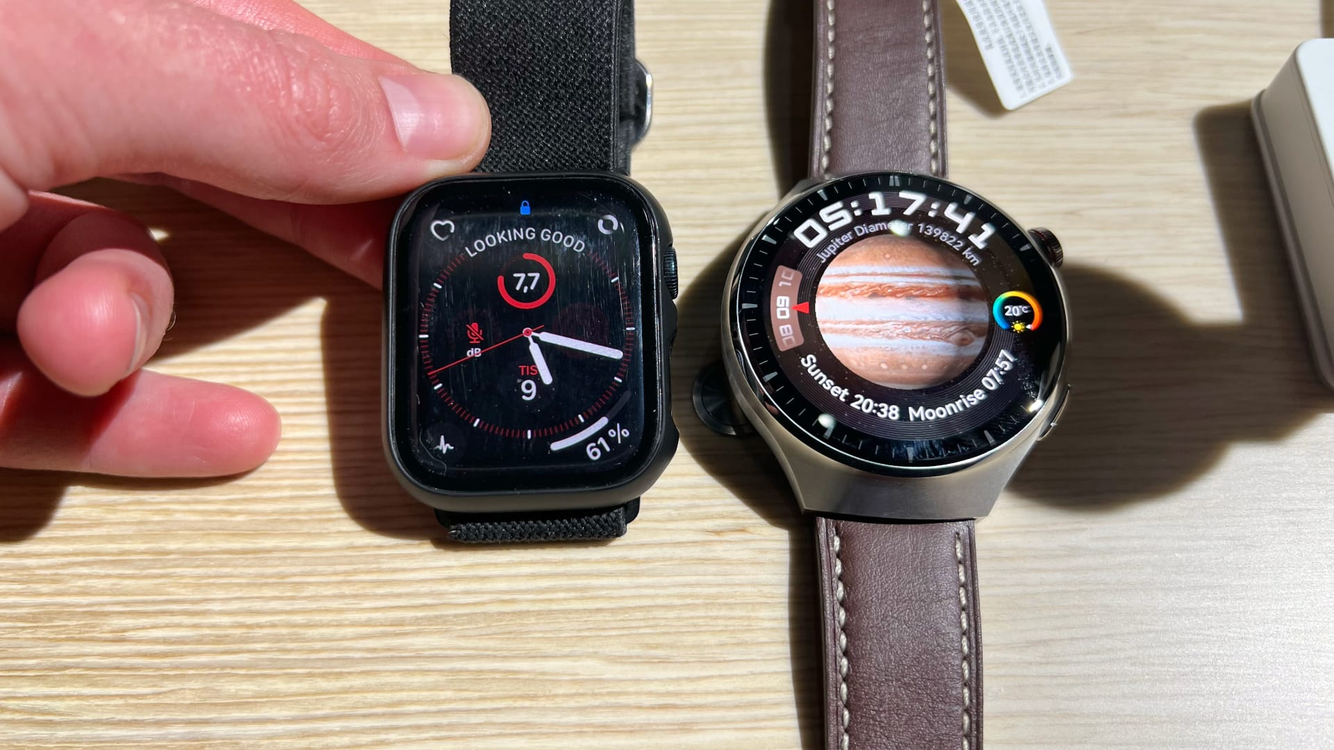 Huawei Watch 4 Pro bredvid en Apple Watch 8