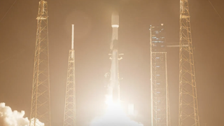 An image of a SpaceX rocket taking to the skies to launch Starlink satellites 