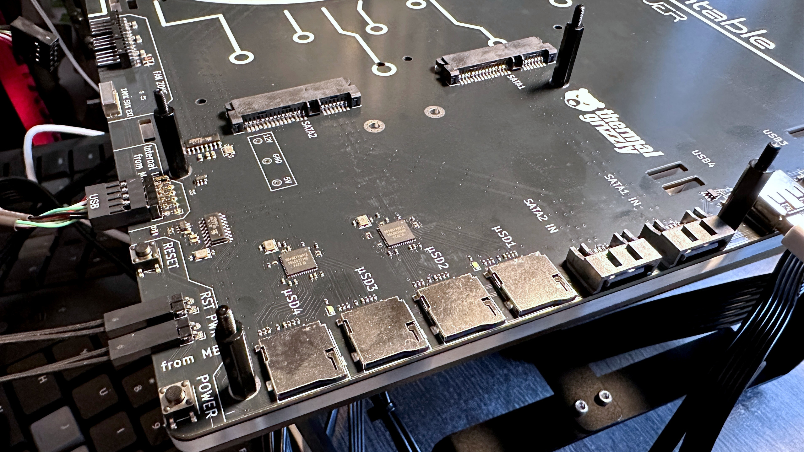 A close-up photo of the SATA and microSD ports on the Thermal Grizzly Der8enchtable test platform