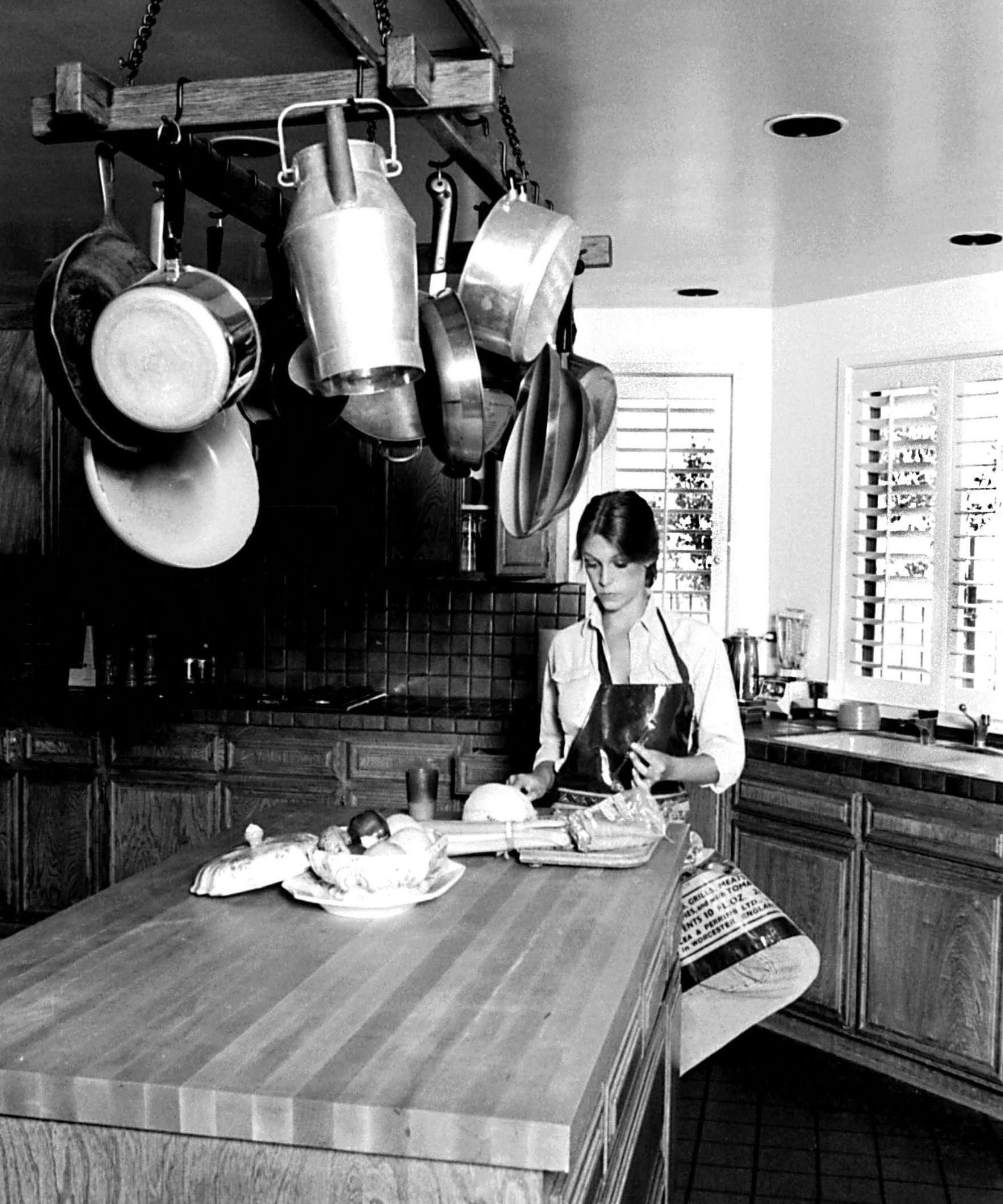 jamie lee curtis in her kitchen 70s