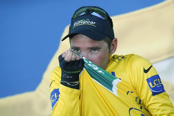 Thomas Voeckler (Europcar) takes over the yellow jersey from Thor Hushovd.
