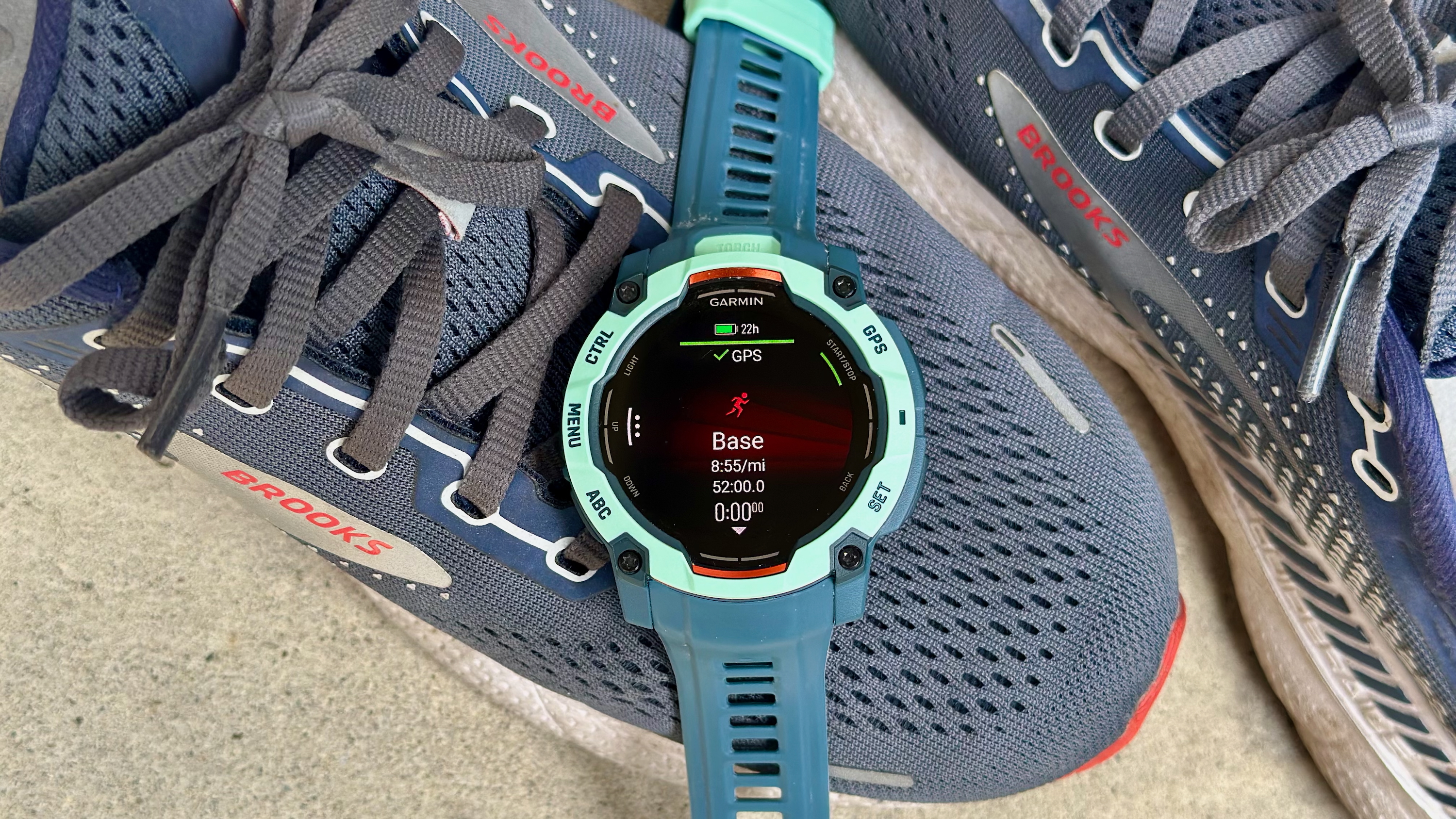 The Garmin Instinct 3 50mm AMOLED in the ready-to-start view for a Run activity, showing 22 hours of SatIQ battery life remaining and a 