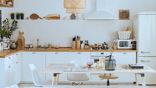 Kitchen with table at the centre