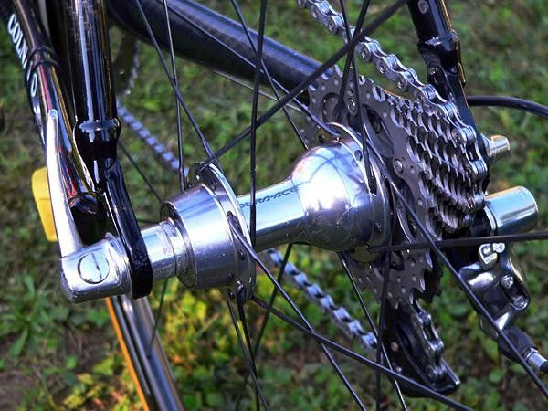 The rear hub includes a titanium freehub body.