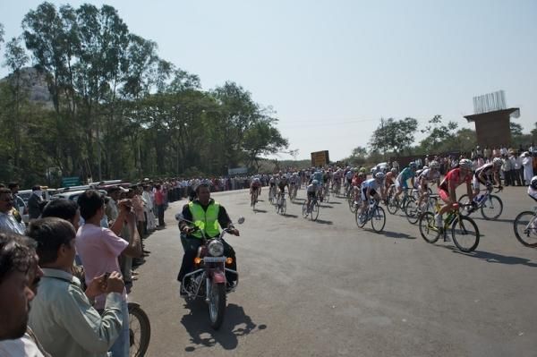 No barries but the crowds give the pros plenty of space