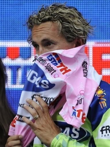 Franco Pellizotti (Liquigas) pulls on his second maglia rosa of this year's Giro.