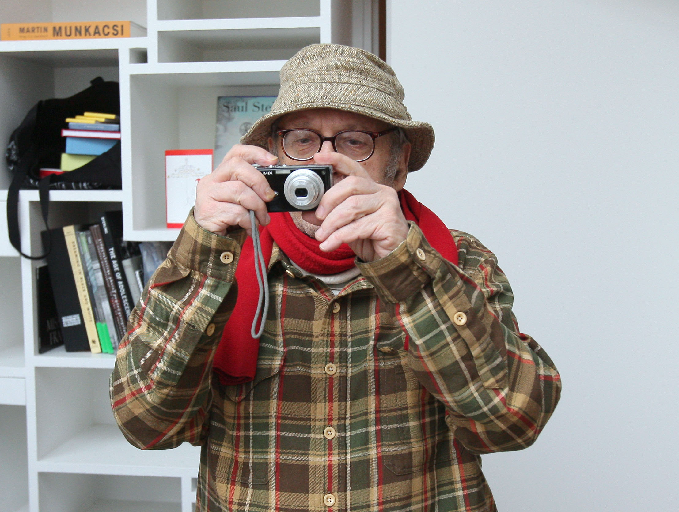 photographer Saul Leiter takes a picture