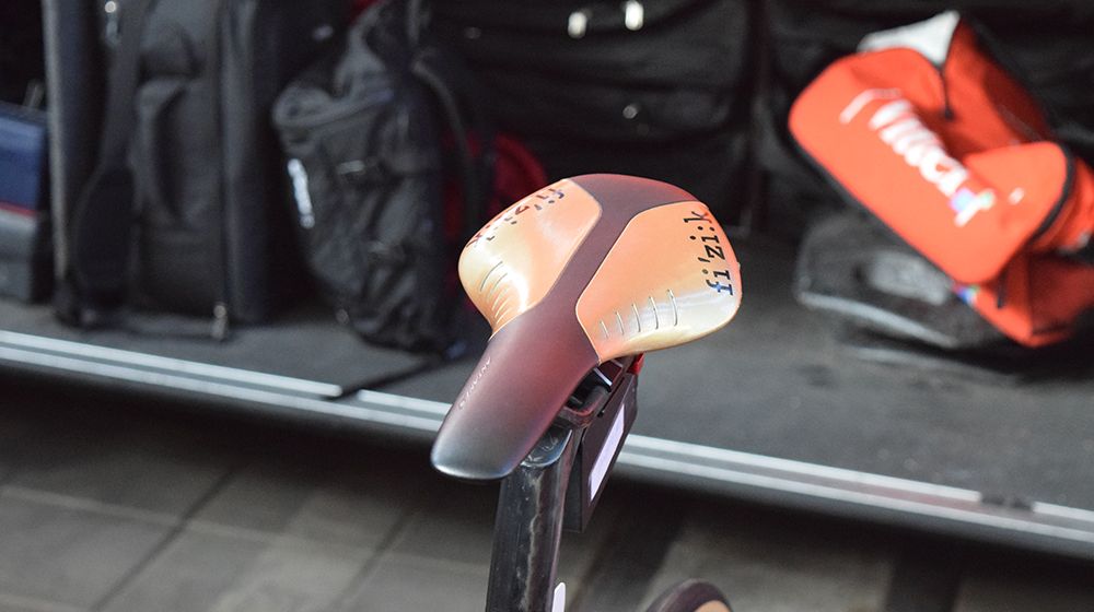 Fizik provide Van Avermaet with an Antares saddle, which has also received the gold treatment