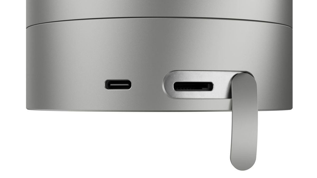 A porta USB-C e Ethernet no Vaonis Atlas SkyDock, contra um fundo branco.