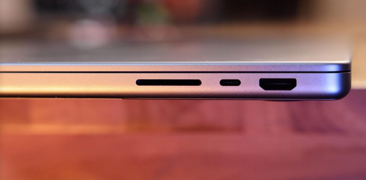 M1 Max Macbook Pro Ports Right