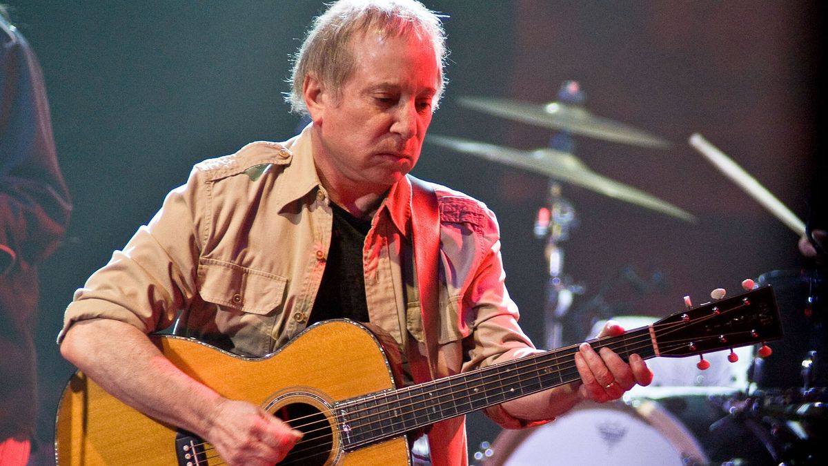 Paul Simon plays an OM-sized Martin acoustic onstage in 2011