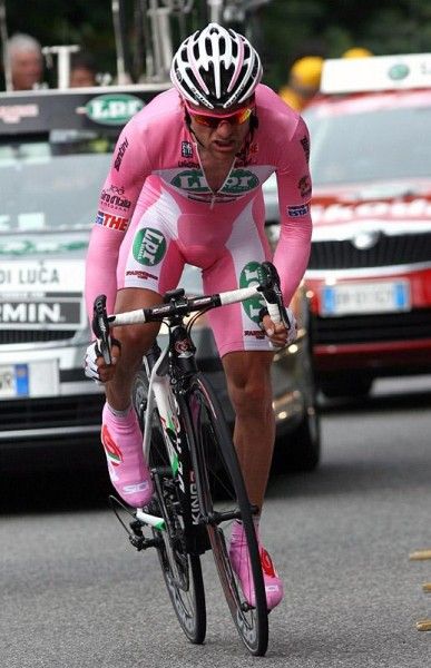 Danilo Di Luca strains under the effort of trying to defend his maglia rosa.