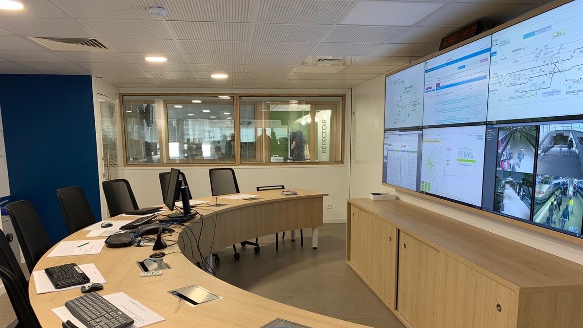 To improve its operations management, the French National Railway Company recently built a new control tower and outfitted it with video walls with VuWall VuScape controllers.