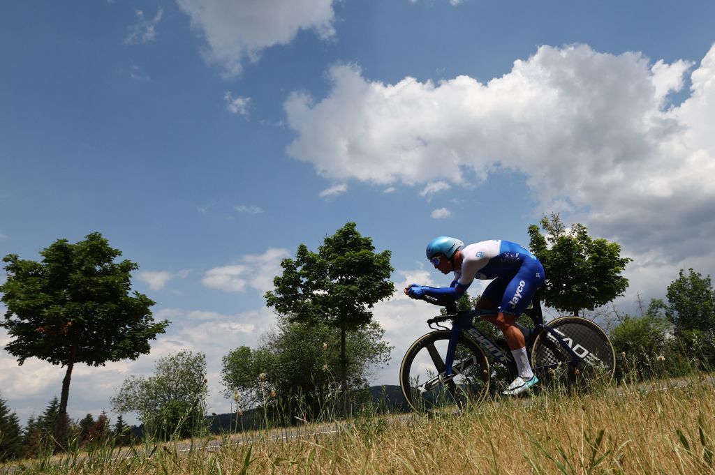 Люк Дарбридж во время гонки на время Criterium du Dauphiné 2023 года на этапе 4