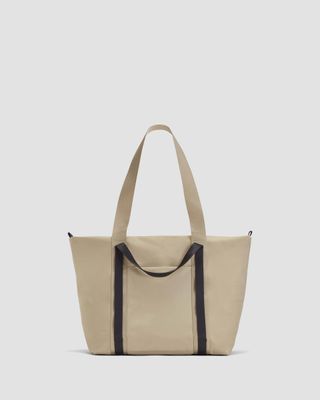 The tote bag made of recycled nylon