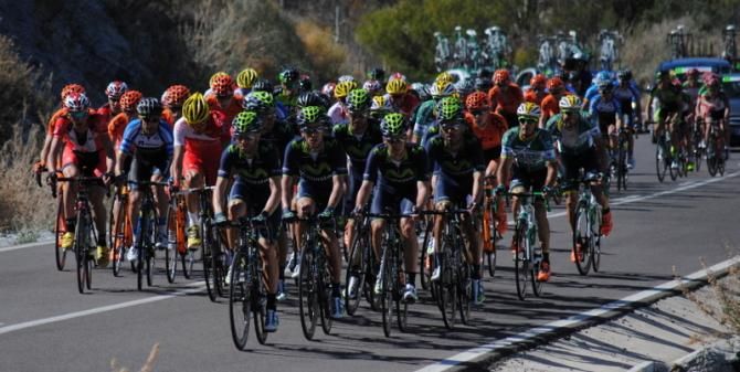 Peloton driven by a selfless Alejandro Valverde (Movistar)