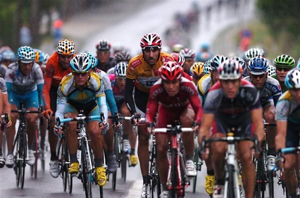 Alexandre Vinokourov (Astana) rides alongside Vuelta leader Fabian Cancellara (Saxo Bank)