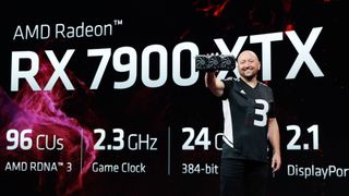 AMD's Scott Herkelmann houdt de Radeon RX 7900 XTX-GPU in de lucht