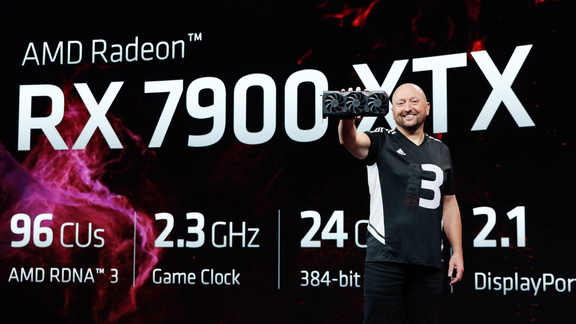 Scott Herkelmann de AMD sosteniendo la tarjeta gráfica Radeon RX 7900 XTX