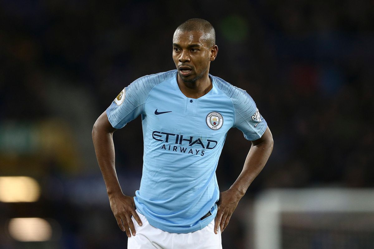 Fernandinho playing for Manchester City, 2019