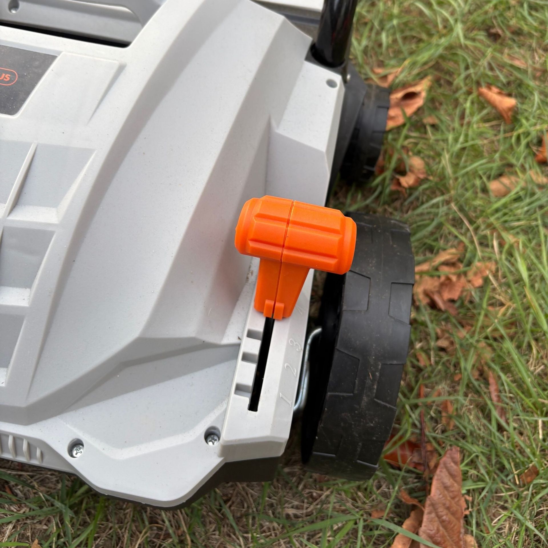 Vonhaus Lawn Scarifier & Aerator 1500W height adjustment handle