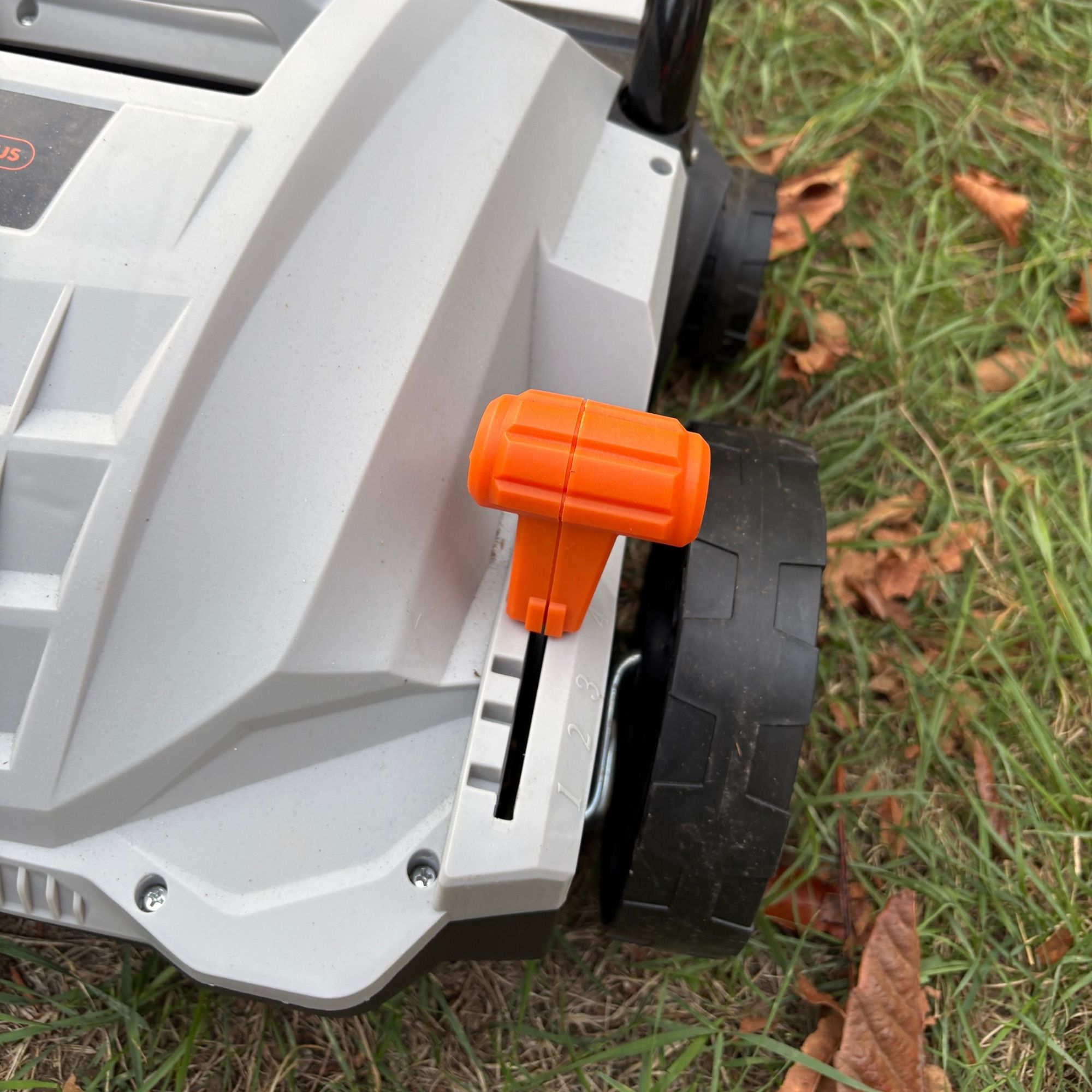 Vonhaus Lawn Scarifier &amp;amp; Aerator 1500W height adjustment handle