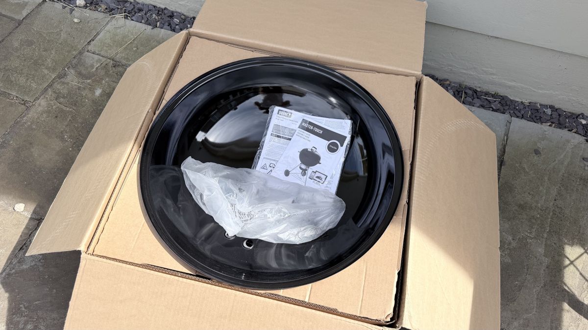 The Weber Master-Touch being assembled