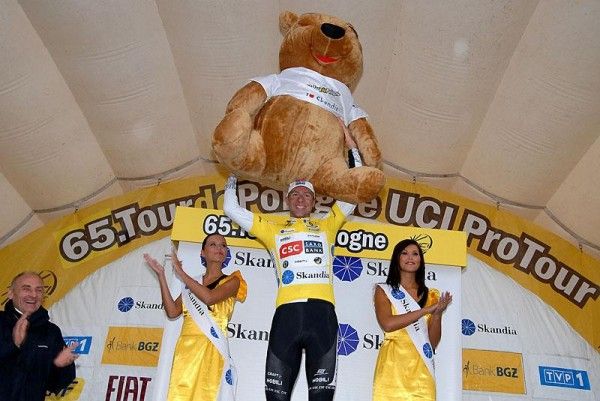 Jens Voigt has enough strength to hoist the huge stuffed bear overhead.