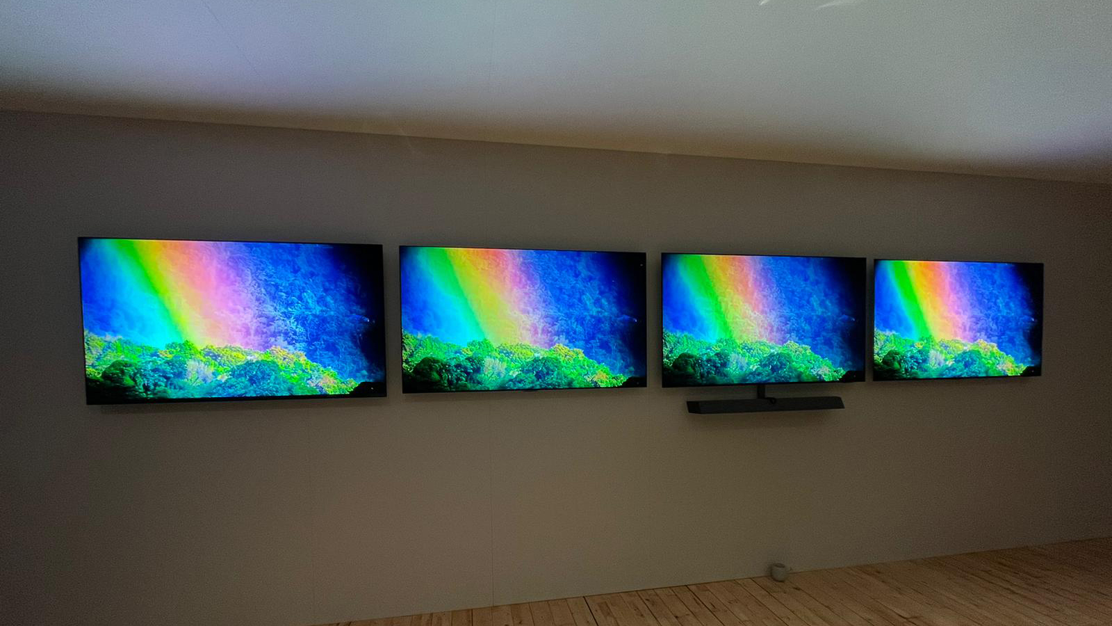 Téléviseur OLED Philips avec trois autres téléviseurs OLED sur un mur