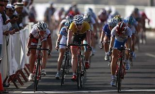 Kristin Wild (Cervelo) sprints against Rochelle Gilmore (L) and Giorgia Bronzini (R) in the 2009 Ladies Tour of Qatar