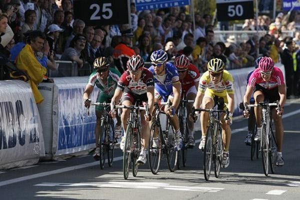 Stuart O'Grady leads a bunch home