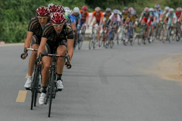 Sebastien Fournet Fayard (CarmioOro A-Style) leads as the pace picks up.