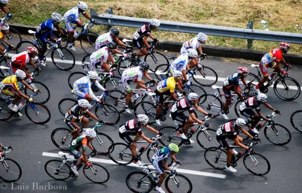 The peloton climbs on stage 9