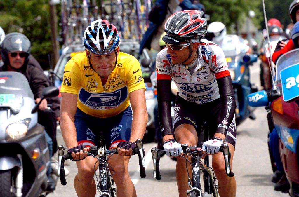 2004 Tour de France race leader Lance Armstrong forces Italian rider Filippo Simeoni back to the bunch as &#039;punishment&#039; for having testified against Dr Michele Ferrari