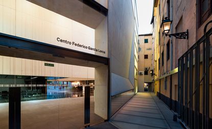 A close-up of the entrance of the Centro Federico Garcia Lorca and the alleyway running adjacent to the building. 