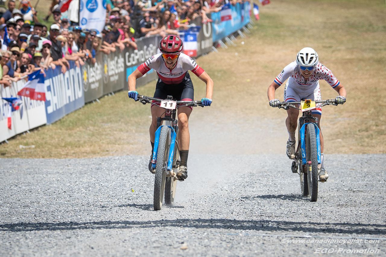 Haley Smith (Norco Factory Team) sprints against Anne Terpstra (Ghost Factory Racing) for 6th