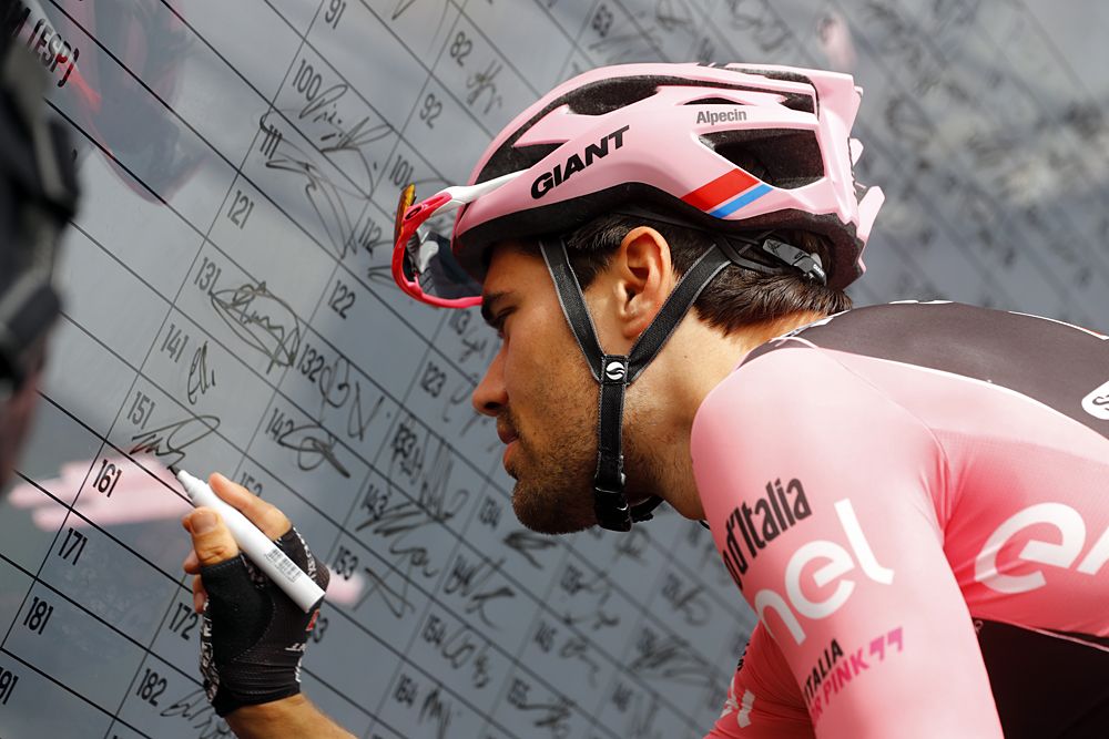 Tom Dumoulin (Giant-Alpecin) signing in for stage 5